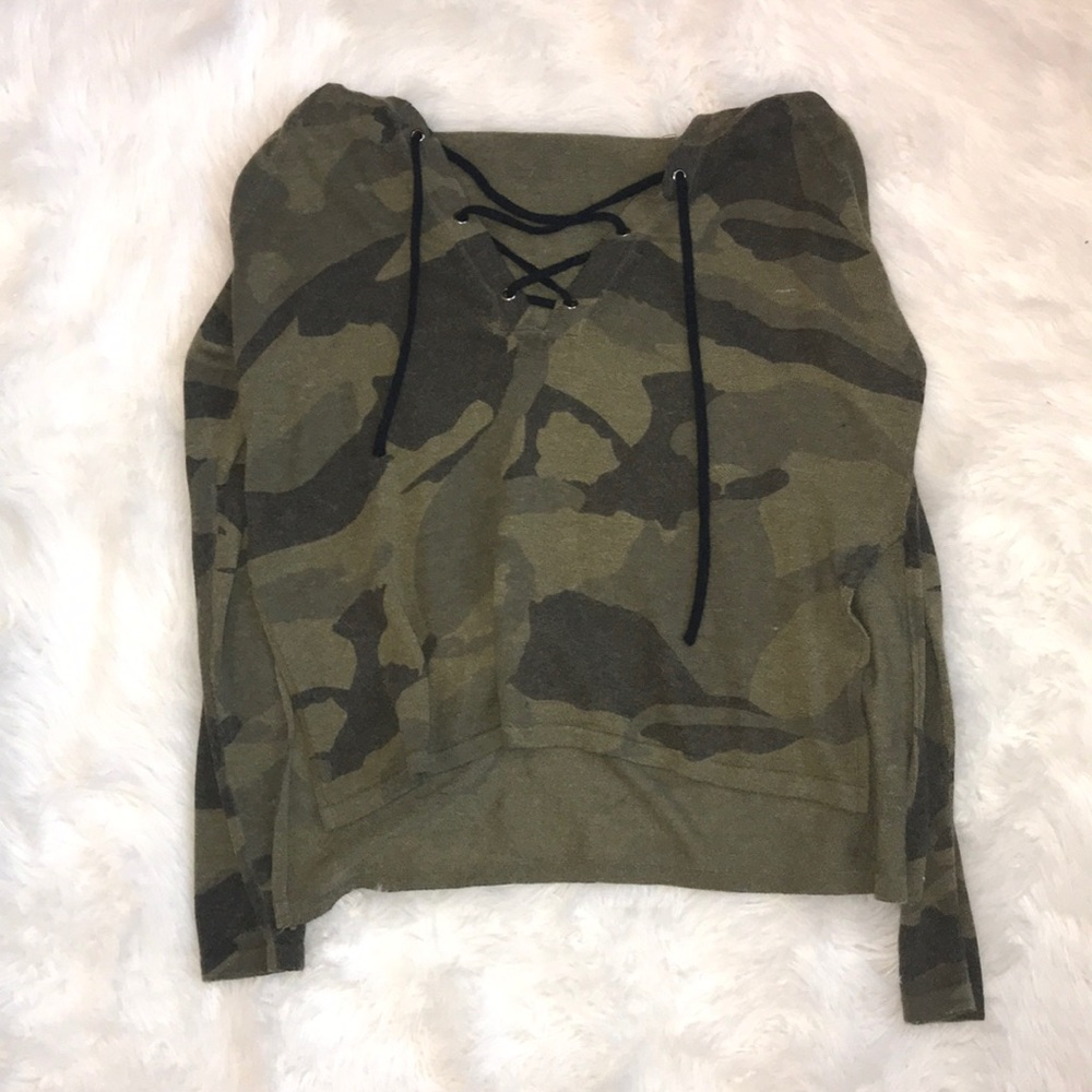 Olivaceous camo top